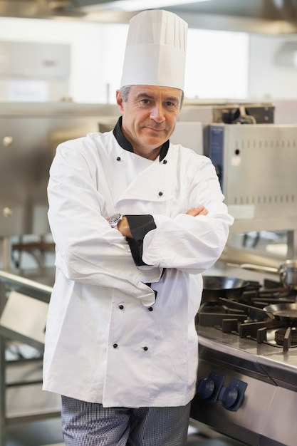 Foto chef inclinado no fogão