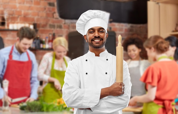 chef indio con rollingpin en la clase de cocina