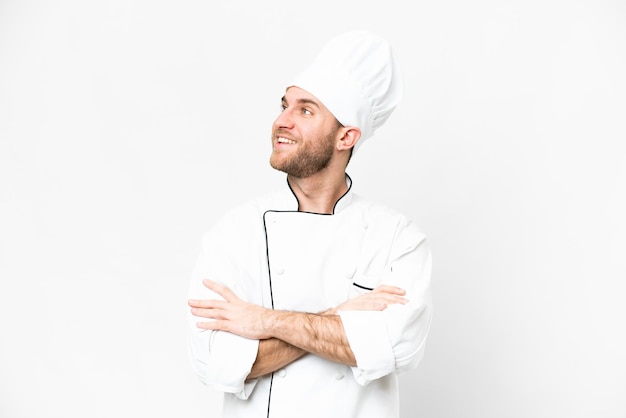 Chef joven rubio sobre fondo blanco aislado feliz y sonriente