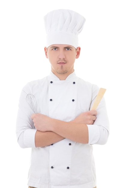 Chef joven sosteniendo equipo de cocina aislado sobre fondo blanco.