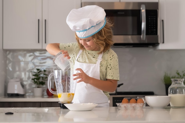 Chef kid cocinar hornear en la cocina de casa Kid chef cocinar cocina en la cocina Cocina culinaria y niños