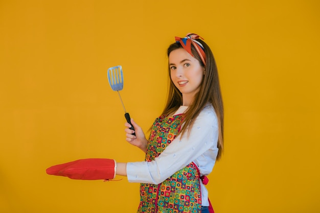 Chef kochen Frau Alltag Hausarbeit Pinup Frau Koch halten Geschirr Retro-Stil Magd