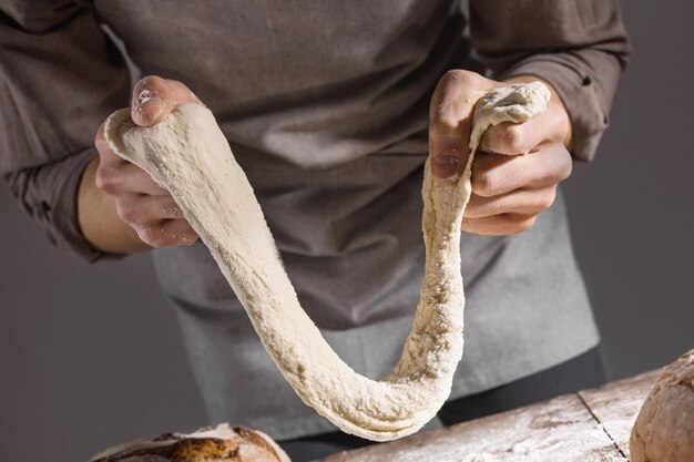 Foto chef macht frischen teig zum backen