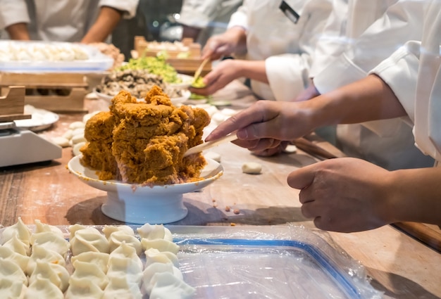 Chef macht Knödel