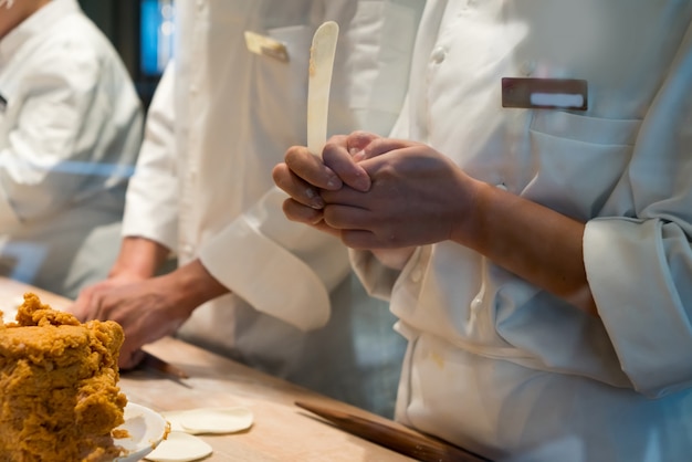 Chef macht Knödel