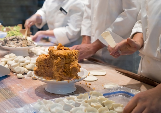 Chef macht Knödel