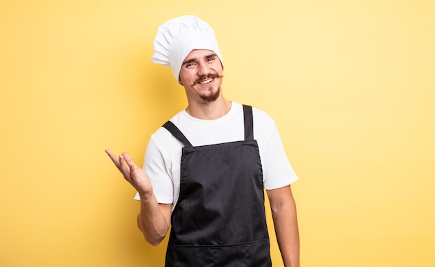 Chef man se sentindo feliz, surpreso ao perceber uma solução ou ideia