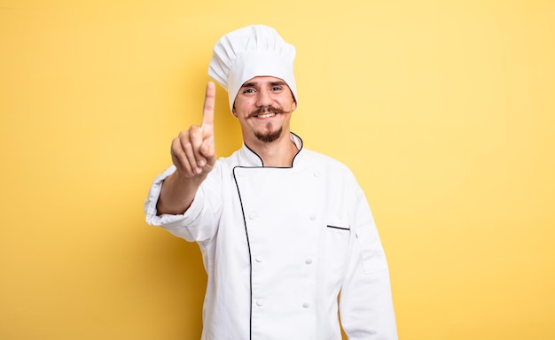 Chef man sorrindo e parecendo amigável, mostrando o número um