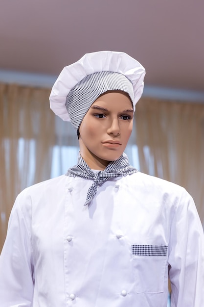 Chef Mannequin con ropa blanca y sombrero.
