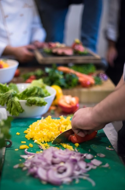 Chef manos cortando verduras frescas y deliciosas para cocinar o ensalada