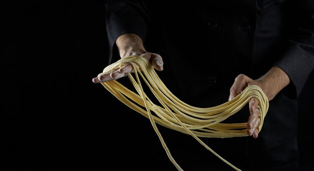 Foto chef manos haciendo fideos frescos