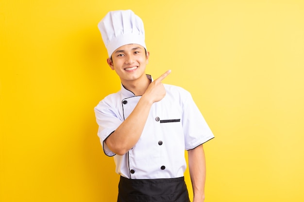 Chef masculino asiático em amarelo