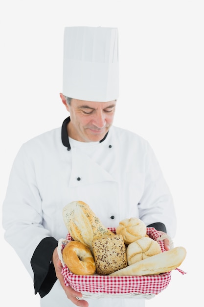 Chef masculino con cesta de pan