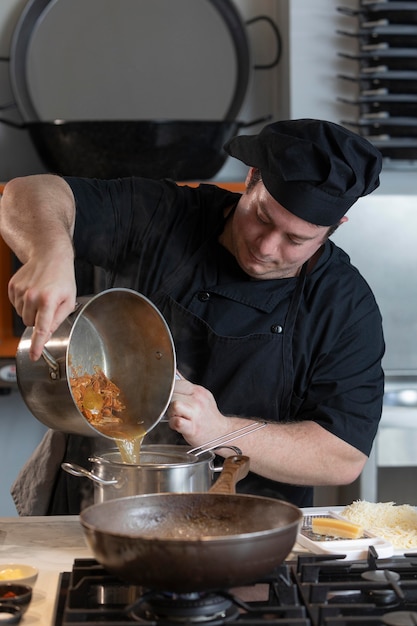 Foto chef masculino en cocina cocina