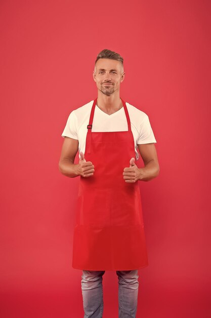 Chef masculino cocinero en delantal rojo hombre de negocios usar delantal en cafetería su trabajo favorito Retrato de guapo chef profesional chef sonriente hombre mostrar pulgar hacia arriba chef profesional buscado