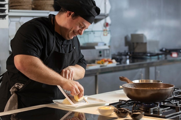 Foto chef masculino cozinhando na cozinha