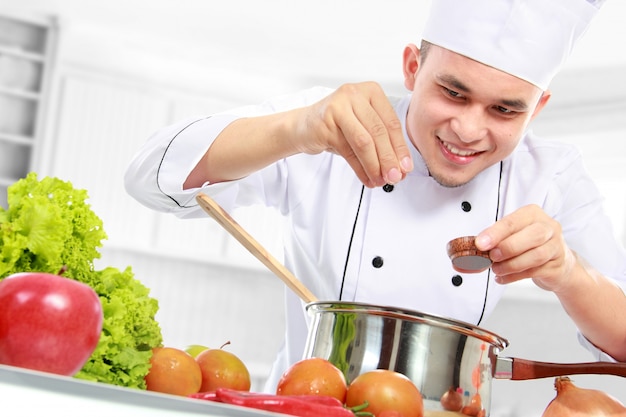 Chef masculino cozinhar