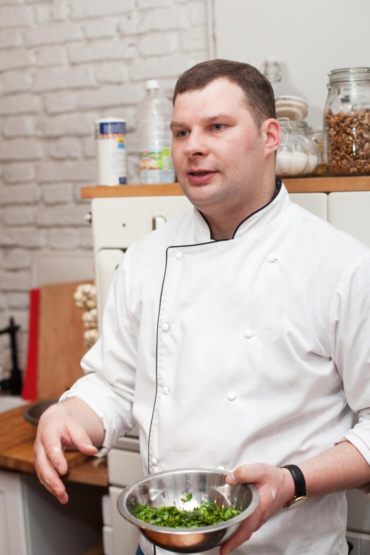Foto chef masculino de conceito de comida e pessoas com comida cozida em pé na cozinha