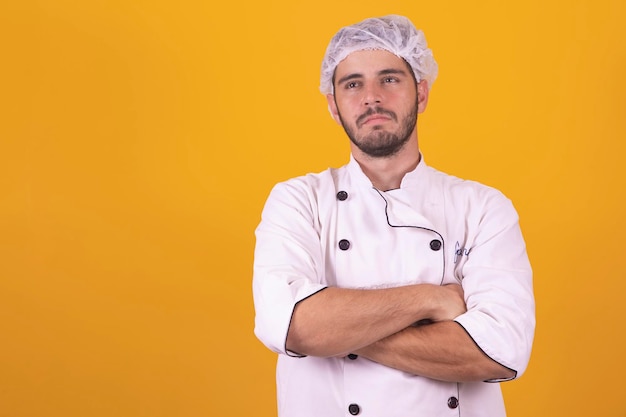 Chef masculino en el fondo con los brazos cruzados