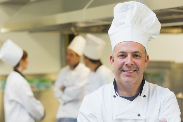 Chef masculino maduro posando em uma cozinha