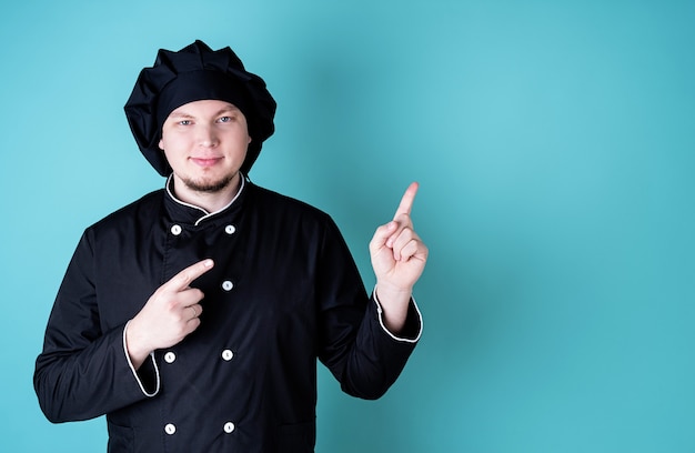 Chef masculino en un oscuro uniforme de cocina