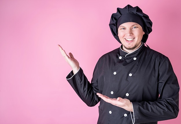 Chef masculino en un oscuro uniforme de cocina