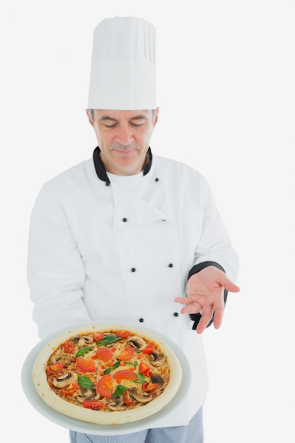 Chef masculino segurando pizza