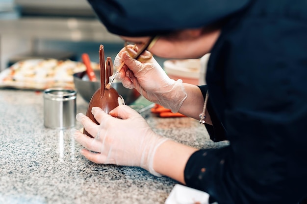 Chef mestre de chocolate profissional artesão trabalhando na cozinha do hotel restaurante