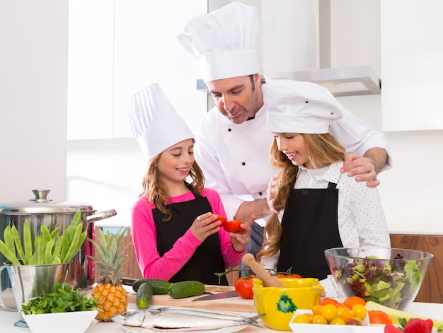 Chef mestre e aluno júnior garoto garotas na escola de culinária