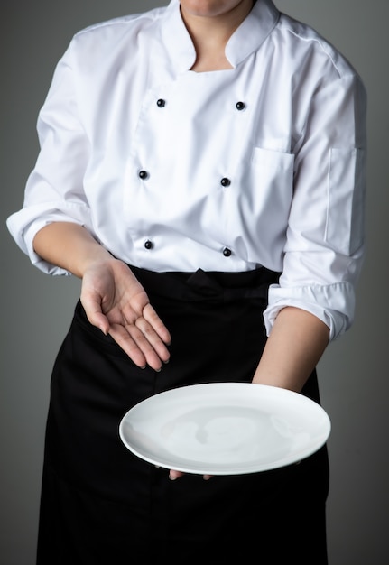 Chef mit weißer leerer Platte