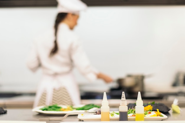 Foto chef muito profissional cozinhando em uma cozinha.