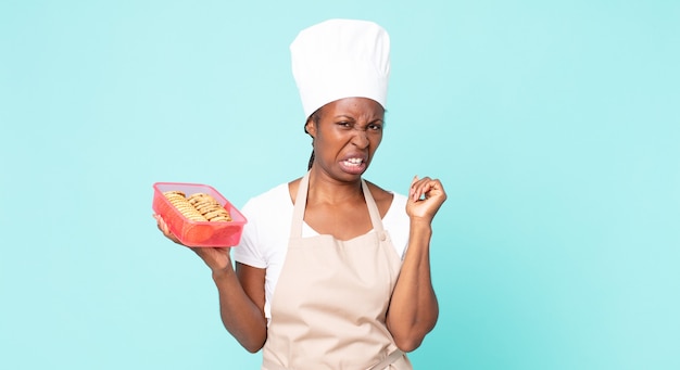 Chef mujer afroamericana negra con un tupperware