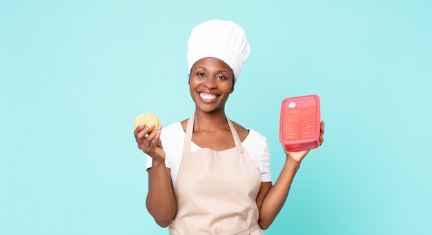 Chef mujer afroamericana negra con un tupperware