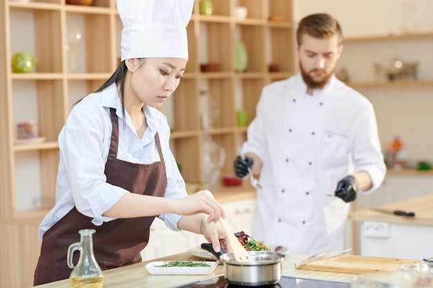 Chef mujer asiática