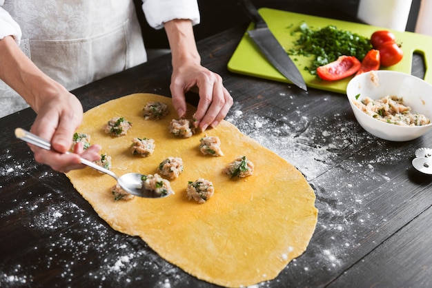 Chef mujer cocina paso a paso los ravioles tradicionales