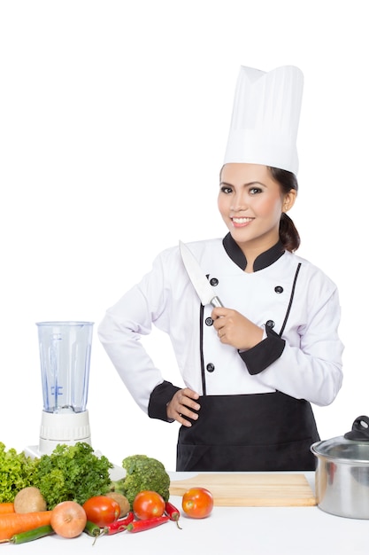 Chef mujer cocinando en la cocina