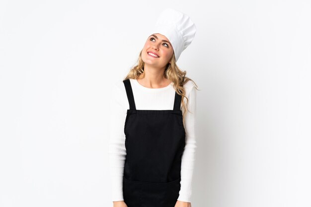 Chef mujer con delantal negro y sombrero