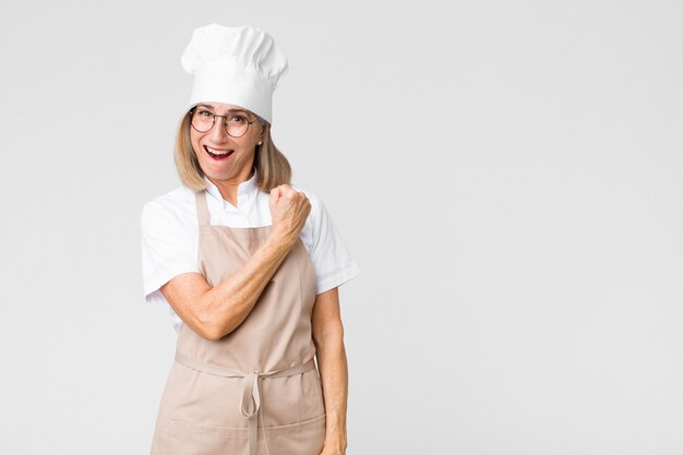 Chef mujer sintiéndose exitosa y motivada