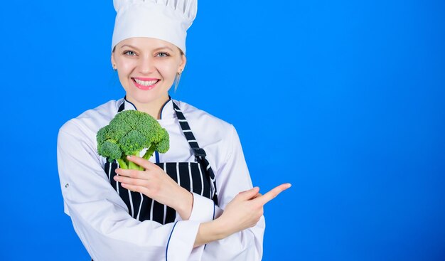 Chef mujer sostiene brócoli apuntando al espacio de la copia Recetas vegetarianas saludables Hechos asombrosos sobre el brócoli que debe saber Comida saludable Concepto de dieta Coma saludable Chica sostenga vegetales Nutrición orgánica