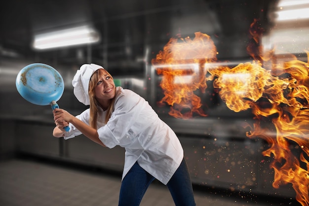 Chef mulher está preocupada porque a cozinha está pegando fogo