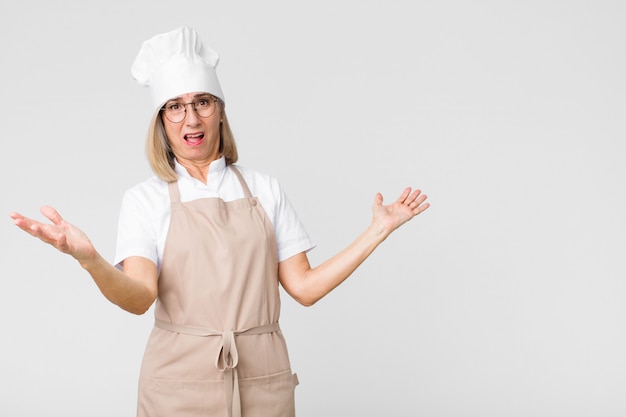 chef mulher realizando ópera ou cantando em um concerto ou show