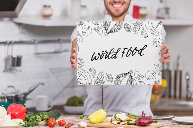 Foto chef na cozinha, mostrando o modelo de papel