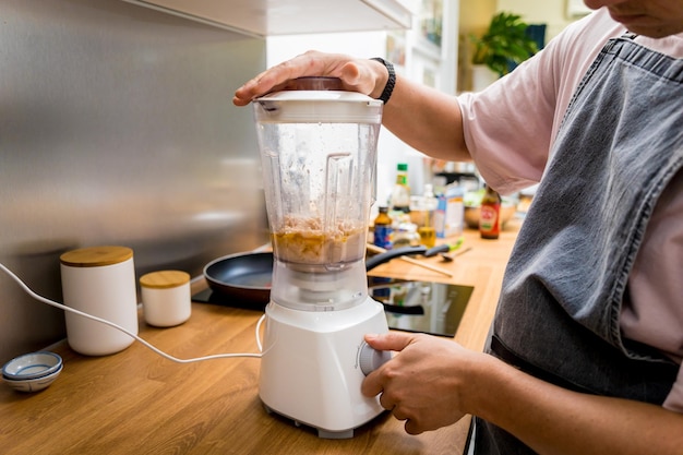 Chef na cozinha preparando mingau de feijão com couve-flor e legumes