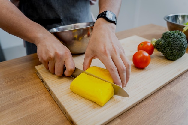 Chef na cozinha preparando tofu com legumes