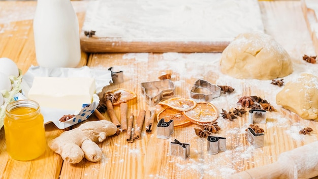 Chef no local de trabalho bagunça criativa na mesa da cozinha Ingredientes e ferramentas para fazer biscoitos de gengibre