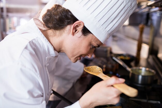 Chef oliendo comida en la cocina