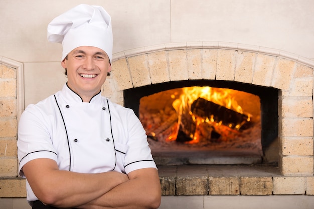 Chef panadero en uniforme blanco.