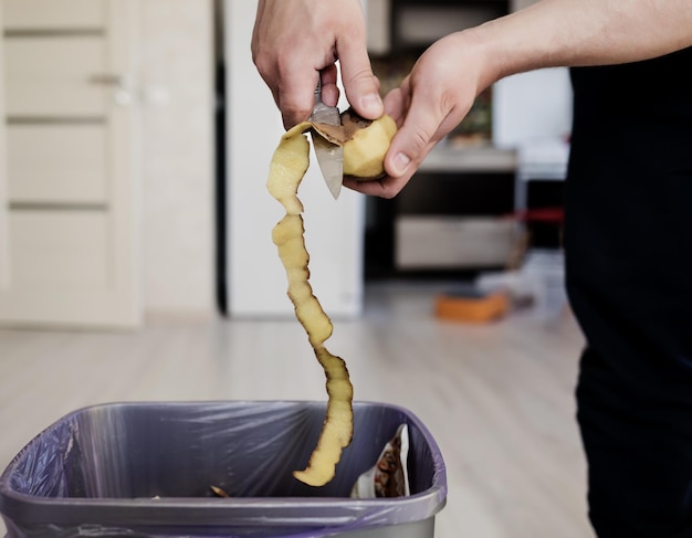 Chef pelando patatas