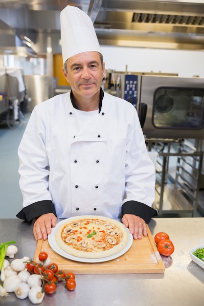 Chef con una pizza