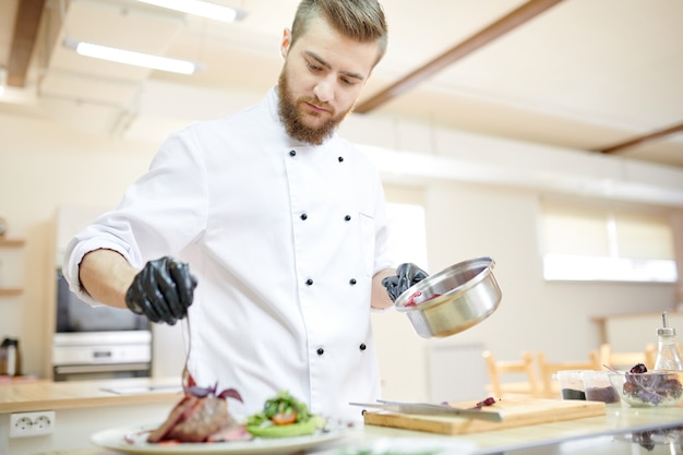 Foto chef plating fleischgericht